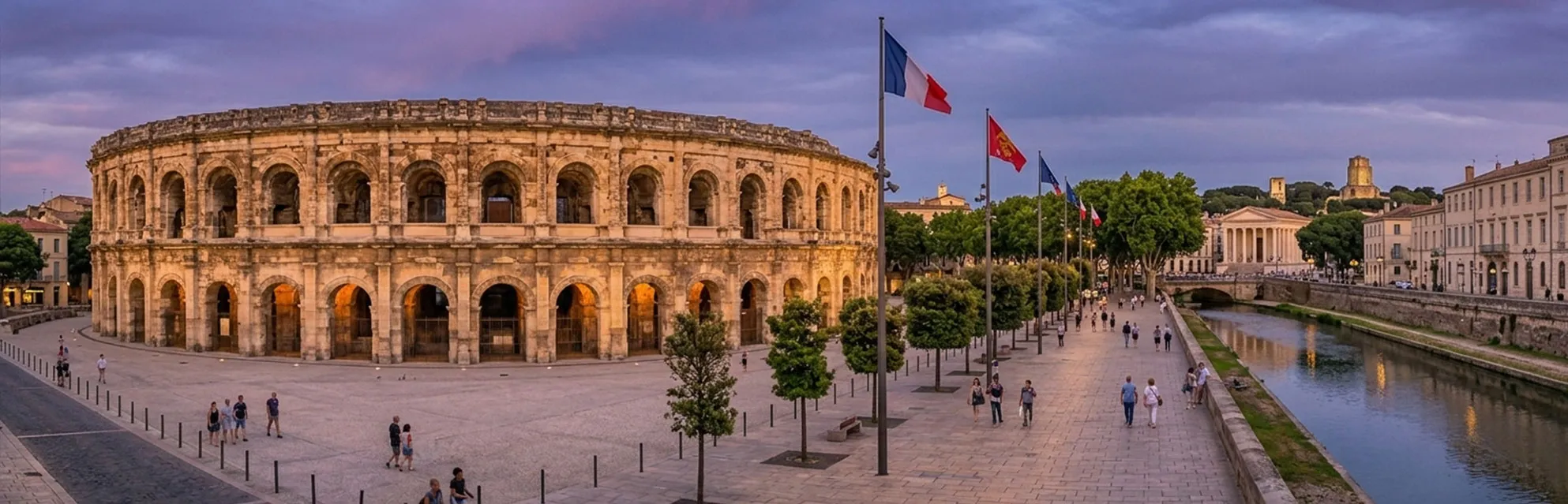 Vue panoramique des Arènes de Nîmes et de son esplanade au coucher du soleil.