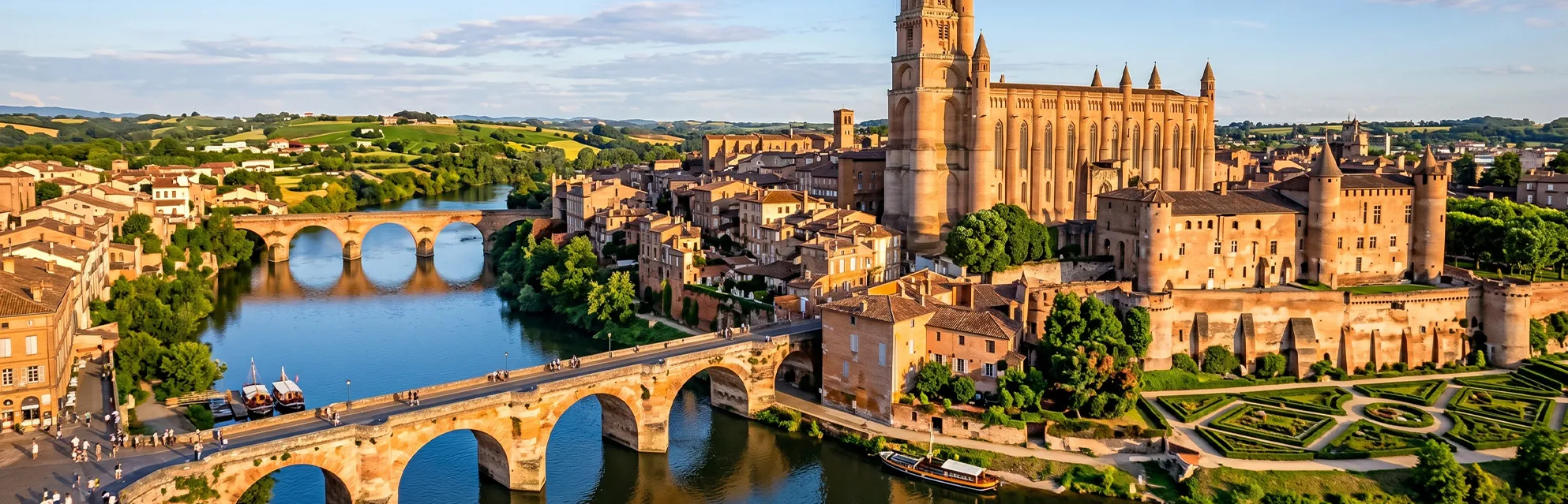 Panorama de la cité épiscopale d'Albi avec la cathédrale Sainte-Cécile pour l'entreprise Débarras Responsable.