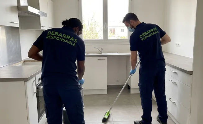 Cuisine d’appartement auparavant saturée de déchets, maintenant vide, propre, balayée et désinfectée après l’intervention de Débarras Responsable.