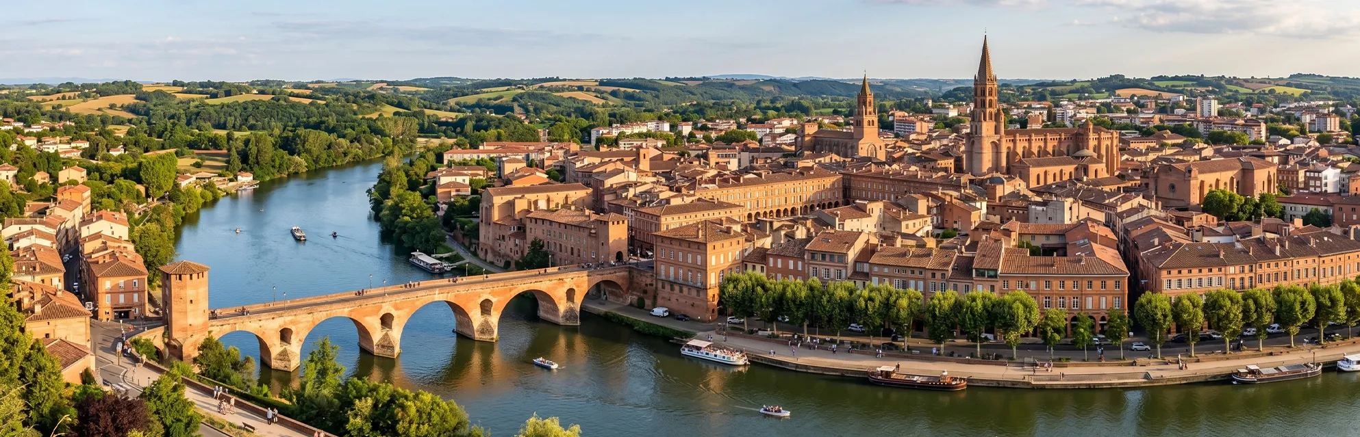 Entreprise de débarras de maison à Montauban, vue panoramique sur le Tarn, le Pont Vieux et la cité de briques roses.